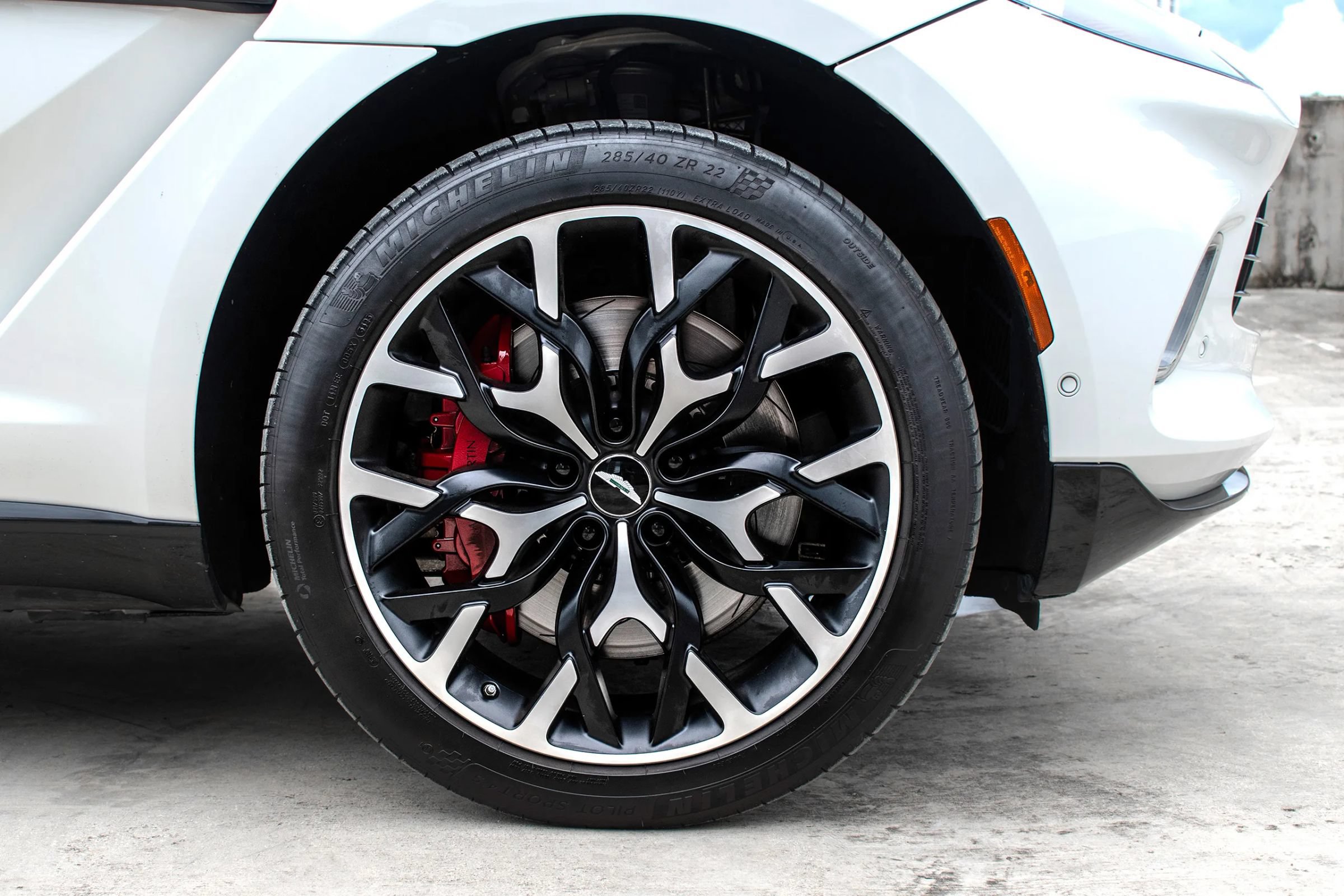 Used 2021 Aston Martin DBX AWD/4WD image 24