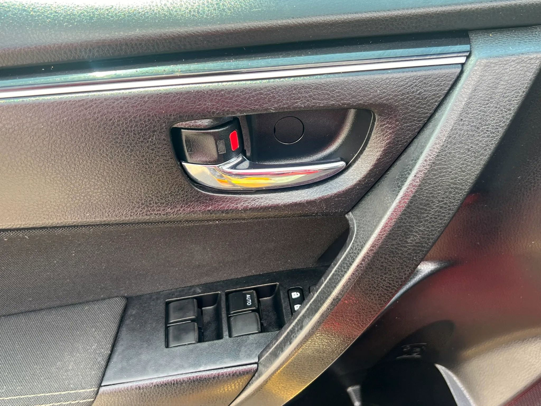 Used 2018 Toyota Corolla LE image 12