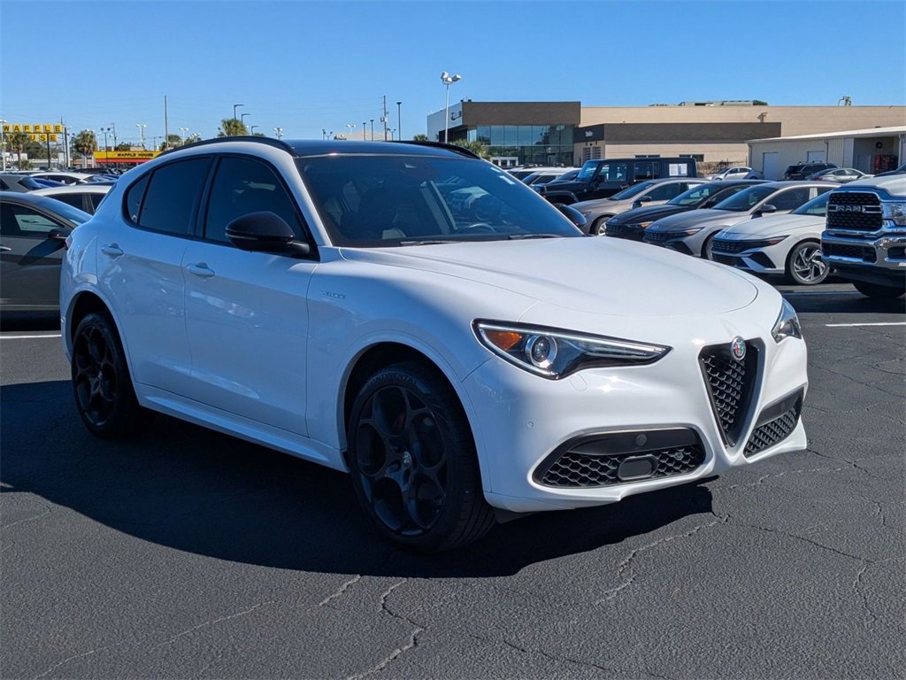 Used 2023 Alfa Romeo Stelvio Veloce image 3