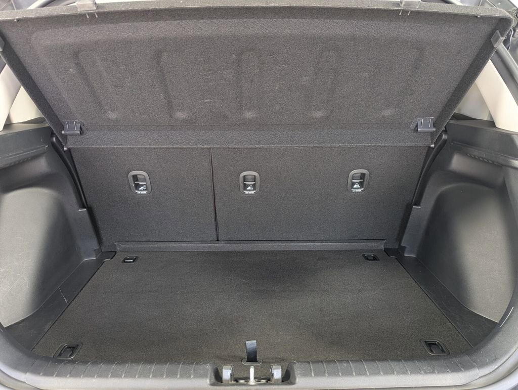 Used 2024 Hyundai Venue SEL image 25