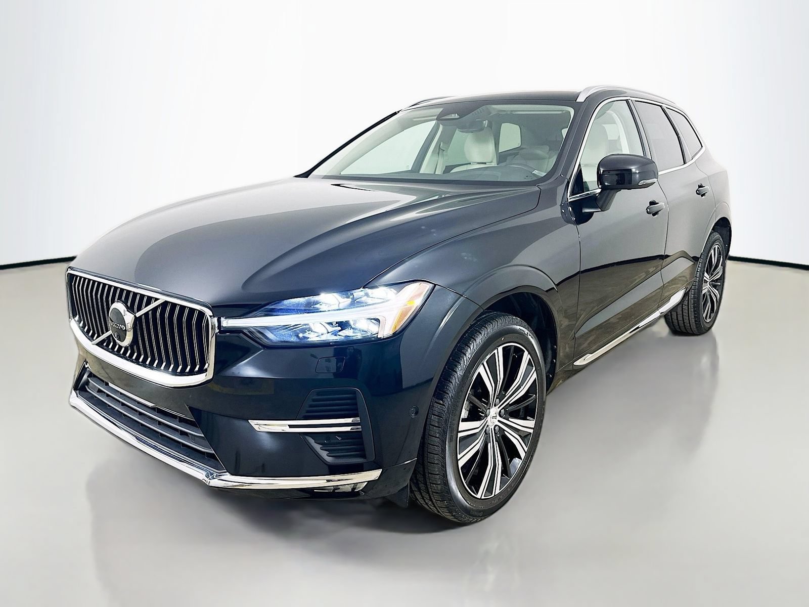 Used 2023 Volvo XC60 B5 Plus w/ Climate Package AWD/4WD image 1
