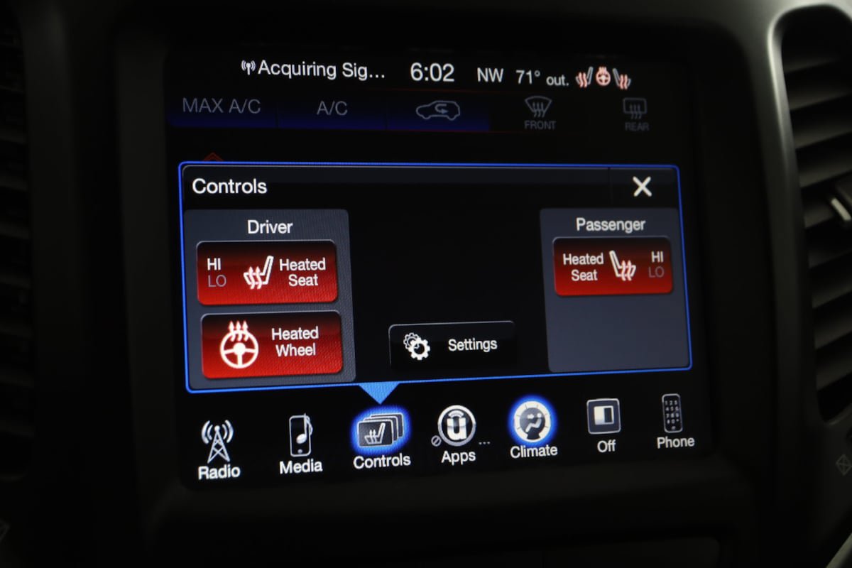 Used 2018 Jeep Cherokee Latitude Plus w/ Cold Weather Group FWD image 8