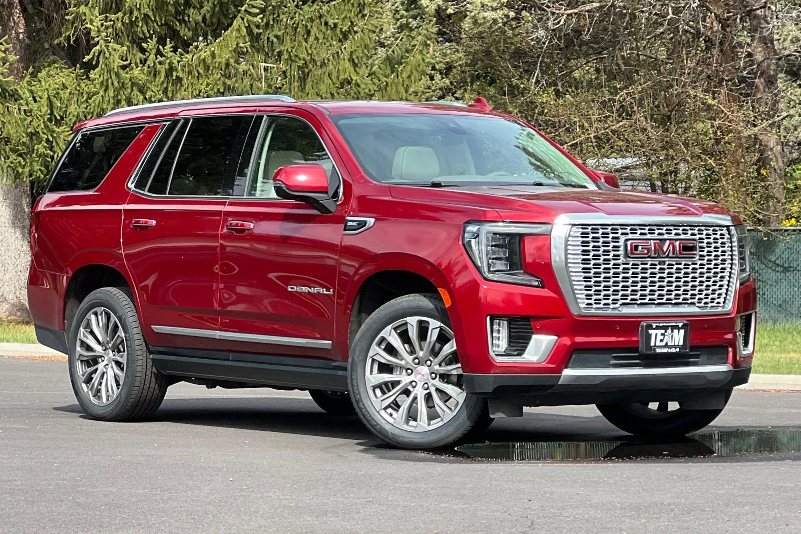 Used 2021 GMC Yukon Denali w/ Denali Premium Package image 2
