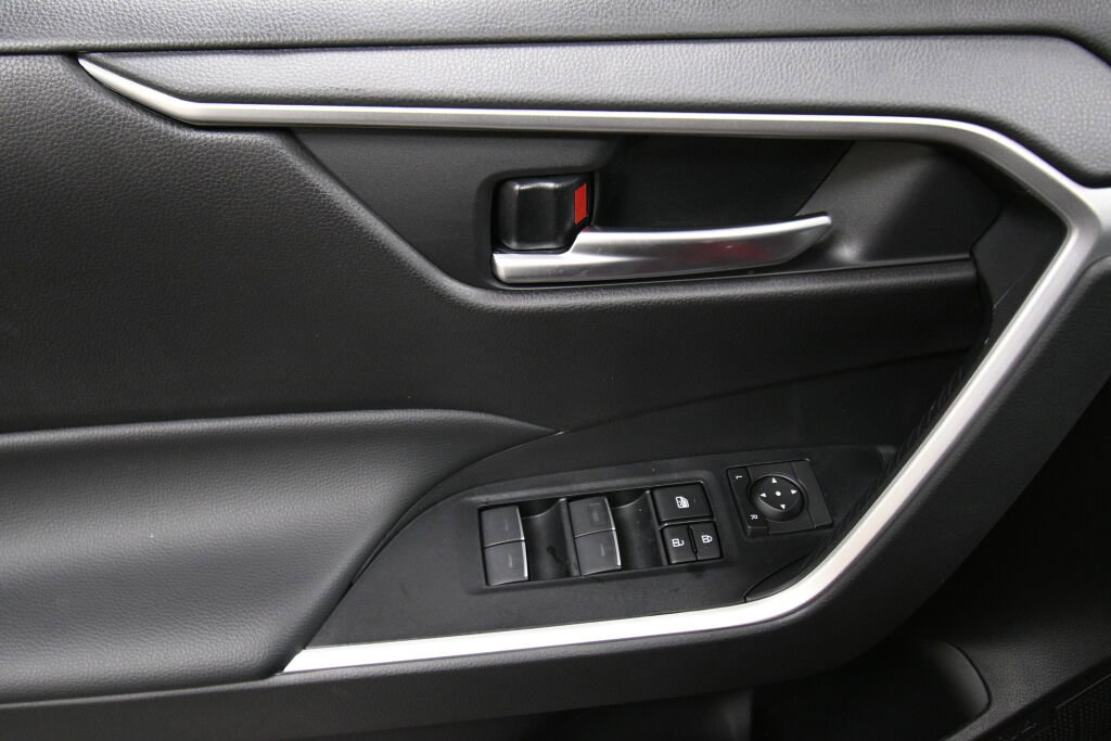 Used 2025 Toyota RAV4 XLE w/ Convenience Package image 13