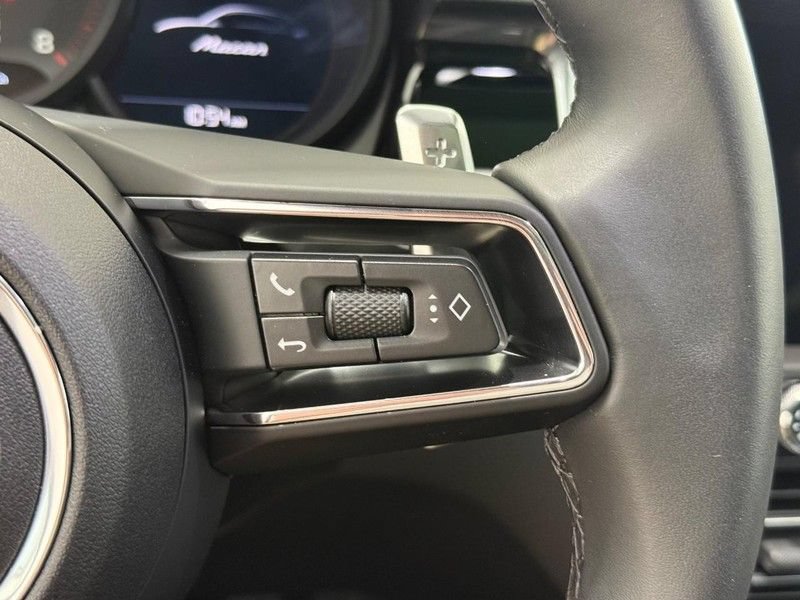 Certified 2025 Porsche Macan AWD/4WD image 21