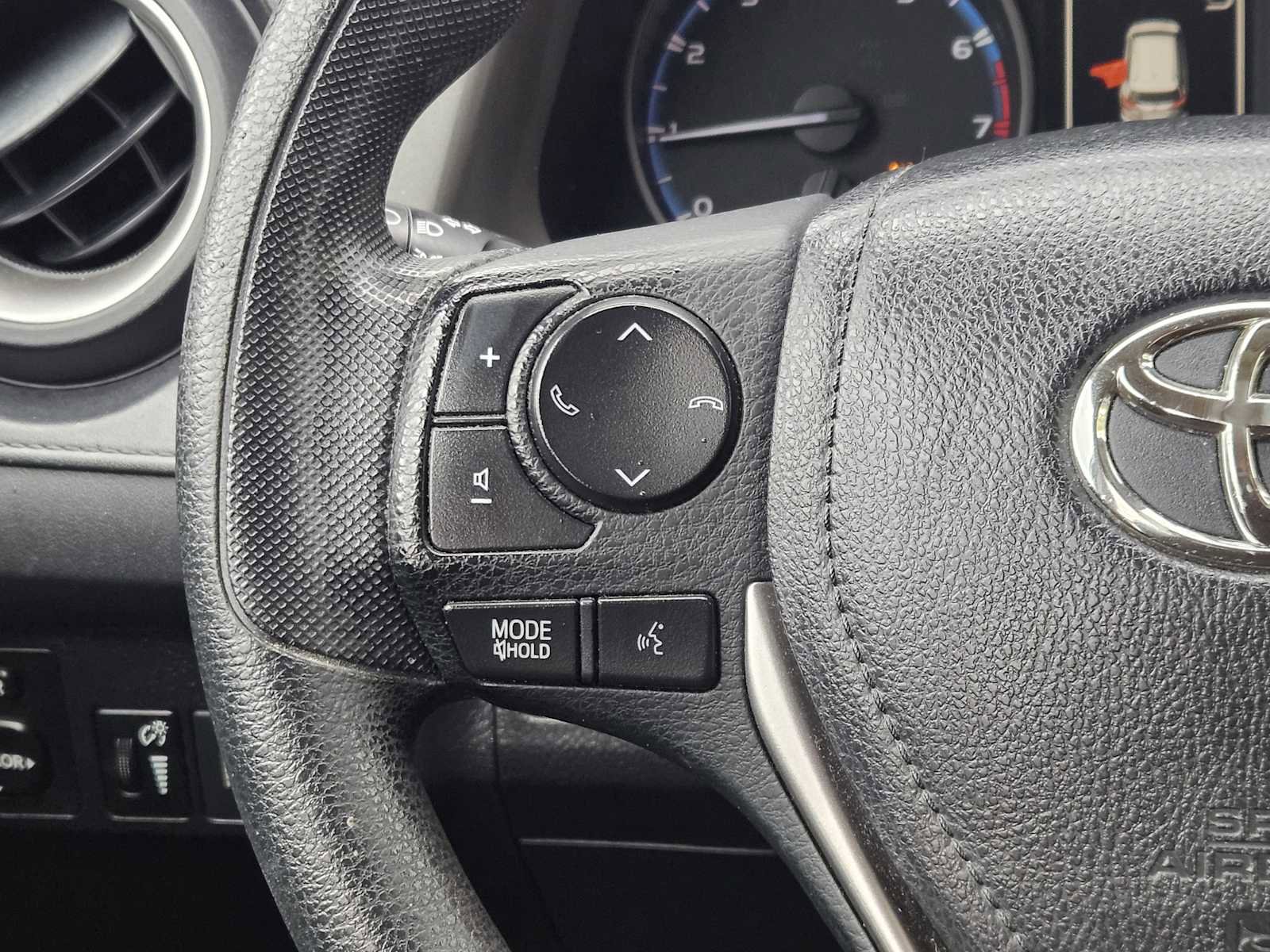 Used 2018 Toyota RAV4 LE image 26