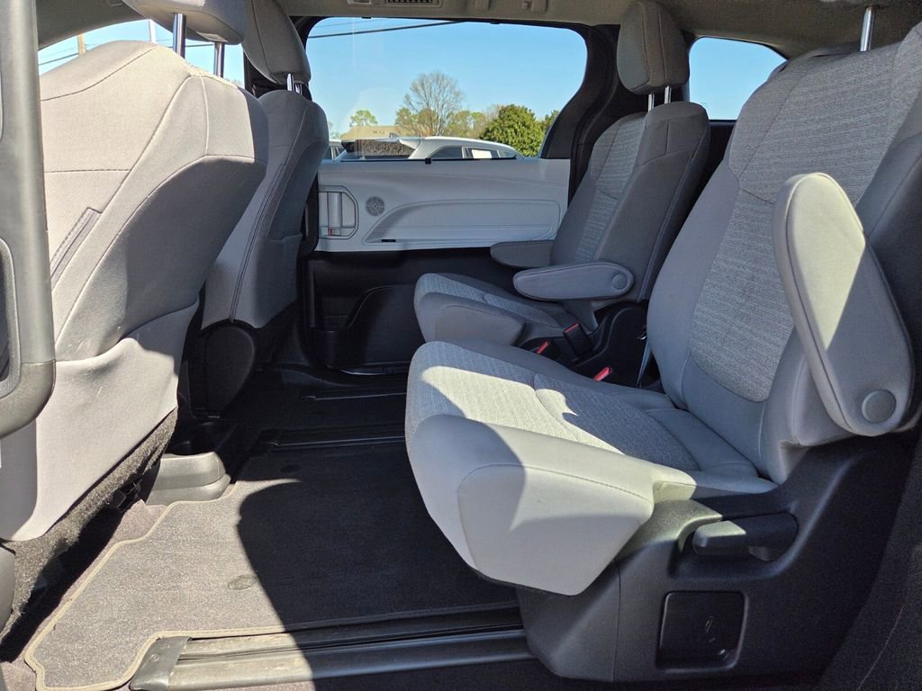 Used 2025 Toyota Sienna LE image 6