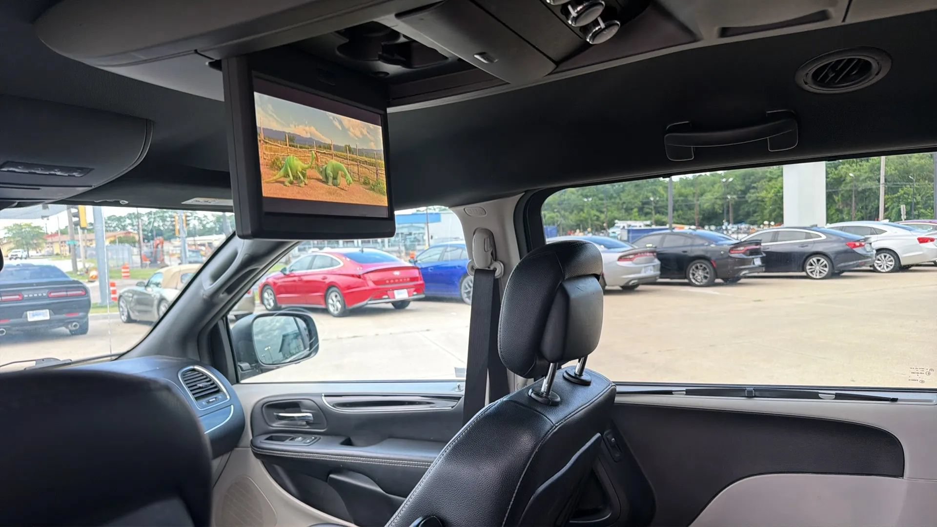 Used 2019 Dodge Grand Caravan SXT w/ Driver Convenience Group FWD image 37