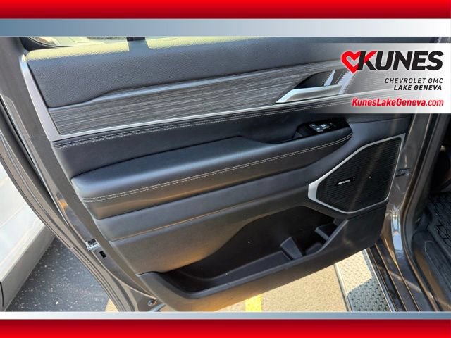 Used 2024 Jeep Wagoneer L Series II w/ Flexible Seating Group AWD/4WD image 15