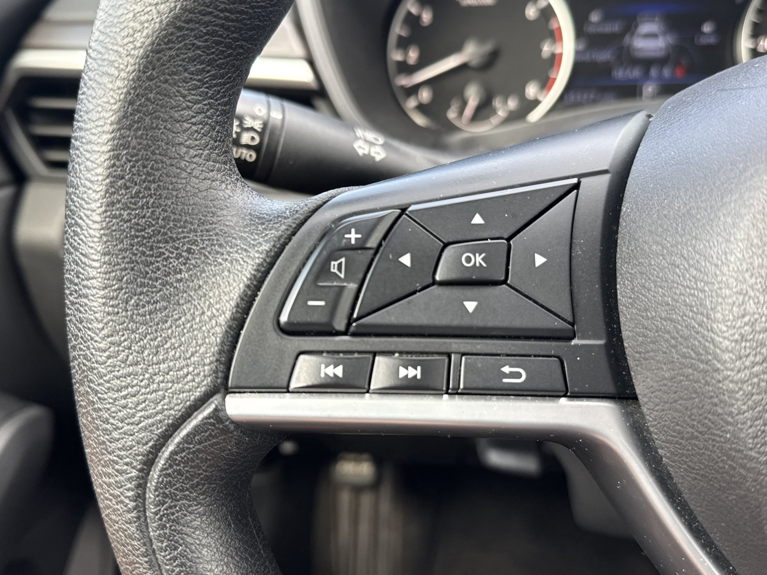 Used 2025 Nissan Altima 2.5 SV FWD image 30
