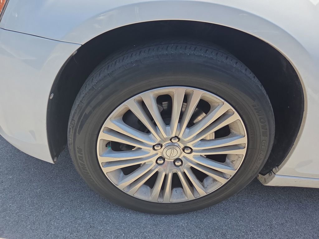 Used 2014 Chrysler 300 C AWD/4WD image 9
