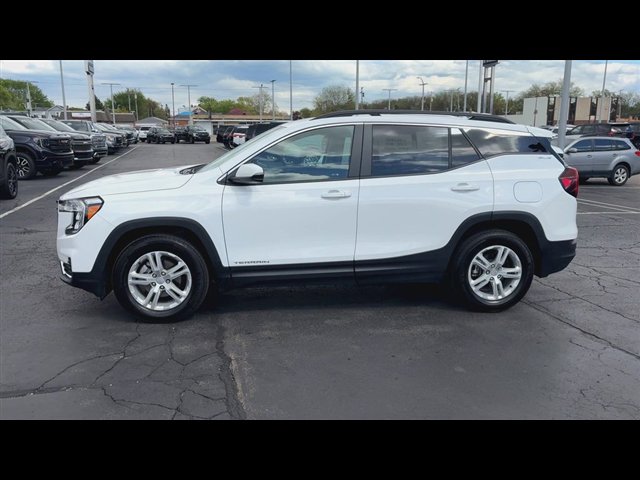 Used 2024 GMC Terrain SLE w/ Driver Convenience Package FWD image 5