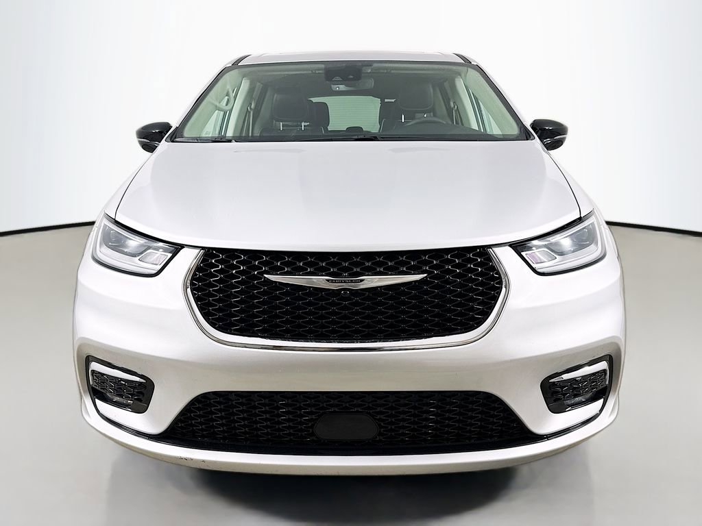 Used 2024 Chrysler Pacifica Limited image 2