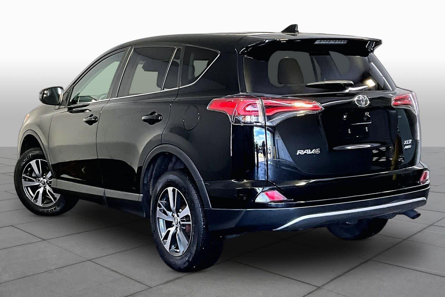 Used 2018 Toyota RAV4 XLE AWD/4WD image 12