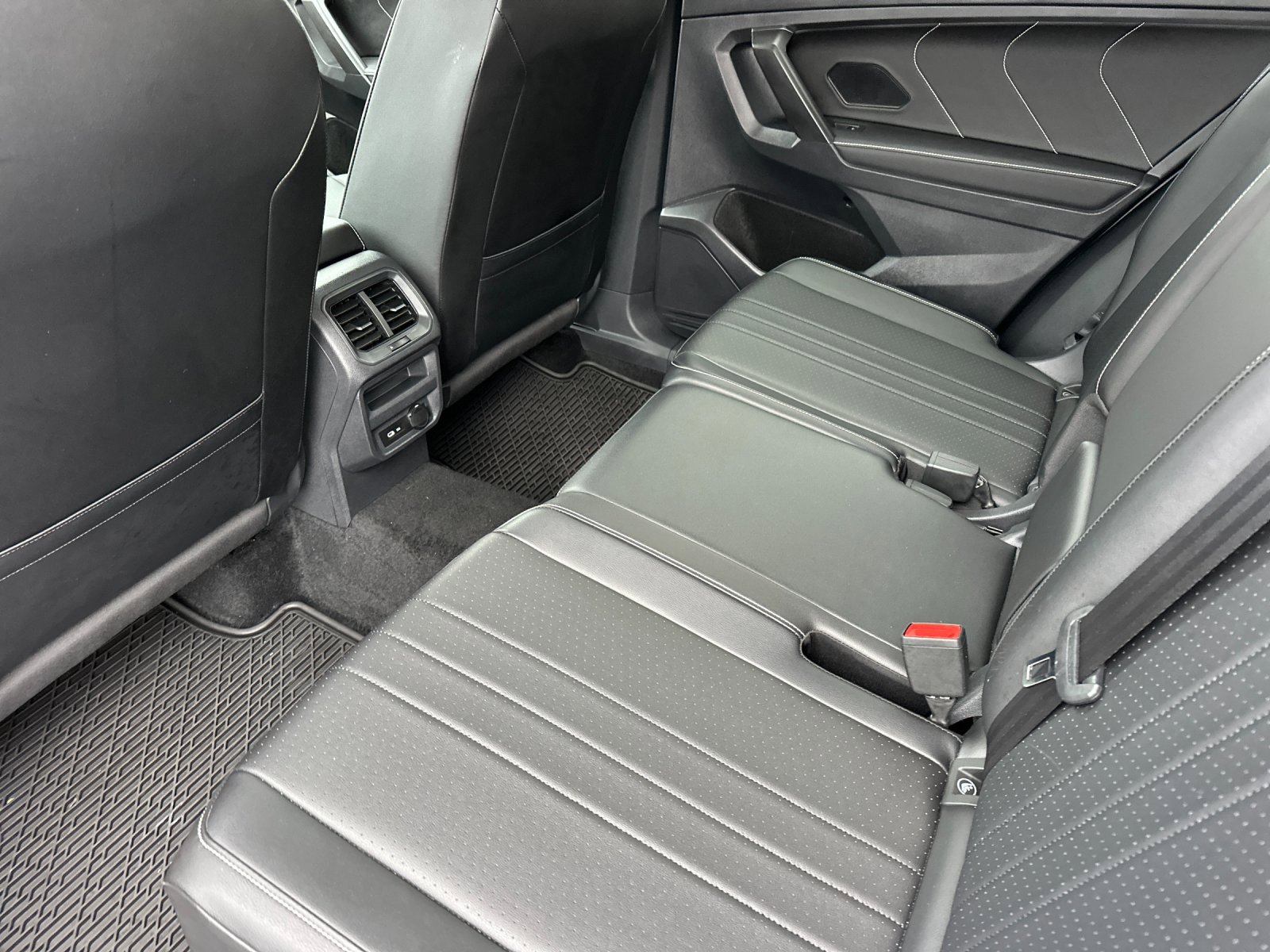 Used 2022 Volkswagen Tiguan SE image 12