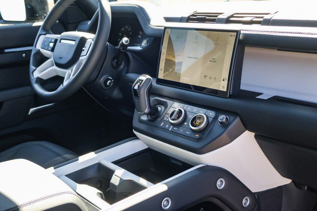 Certified 2025 Land Rover Defender 90 X-Dynamic SE AWD/4WD image 15