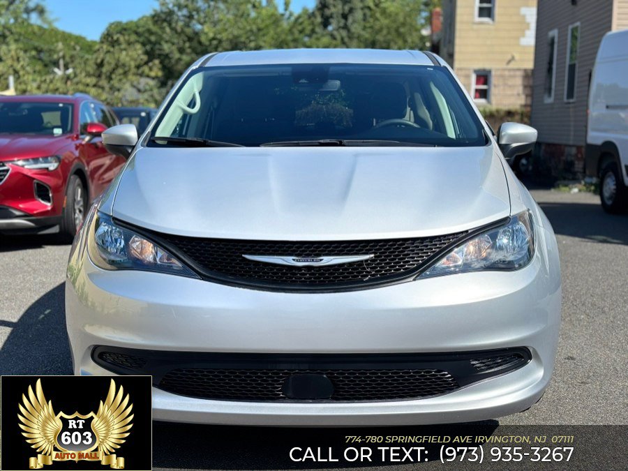 Used 2023 Chrysler Voyager LX FWD image 2