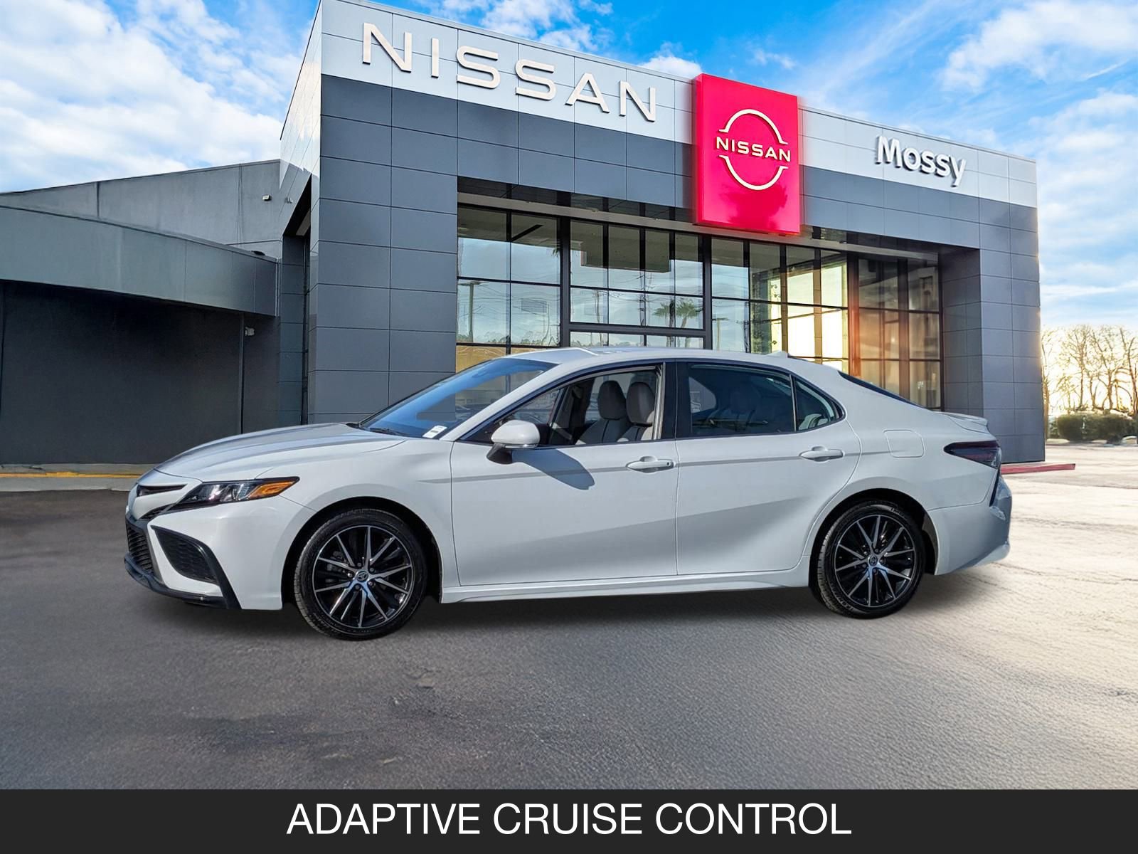 Used 2023 Toyota Camry SE image 5