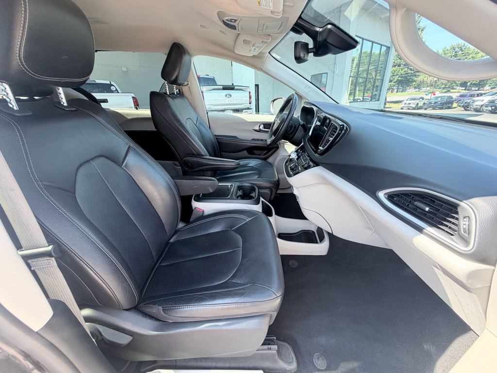 Used 2022 Chrysler Pacifica Touring-L FWD image 25
