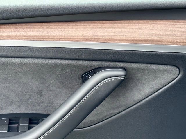 Used 2024 Tesla Model Y Performance image 25