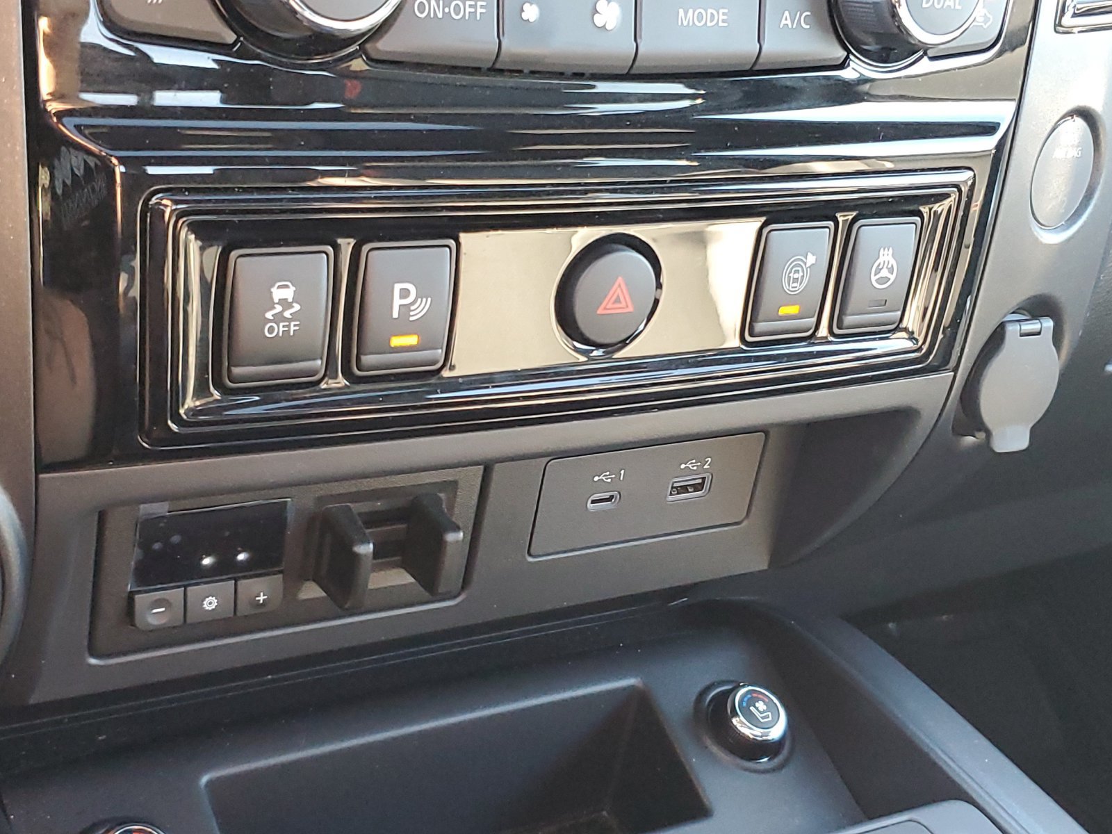 Used 2024 Nissan Titan PRO-4X w/ Pro-4x Convenience Package AWD/4WD image 32