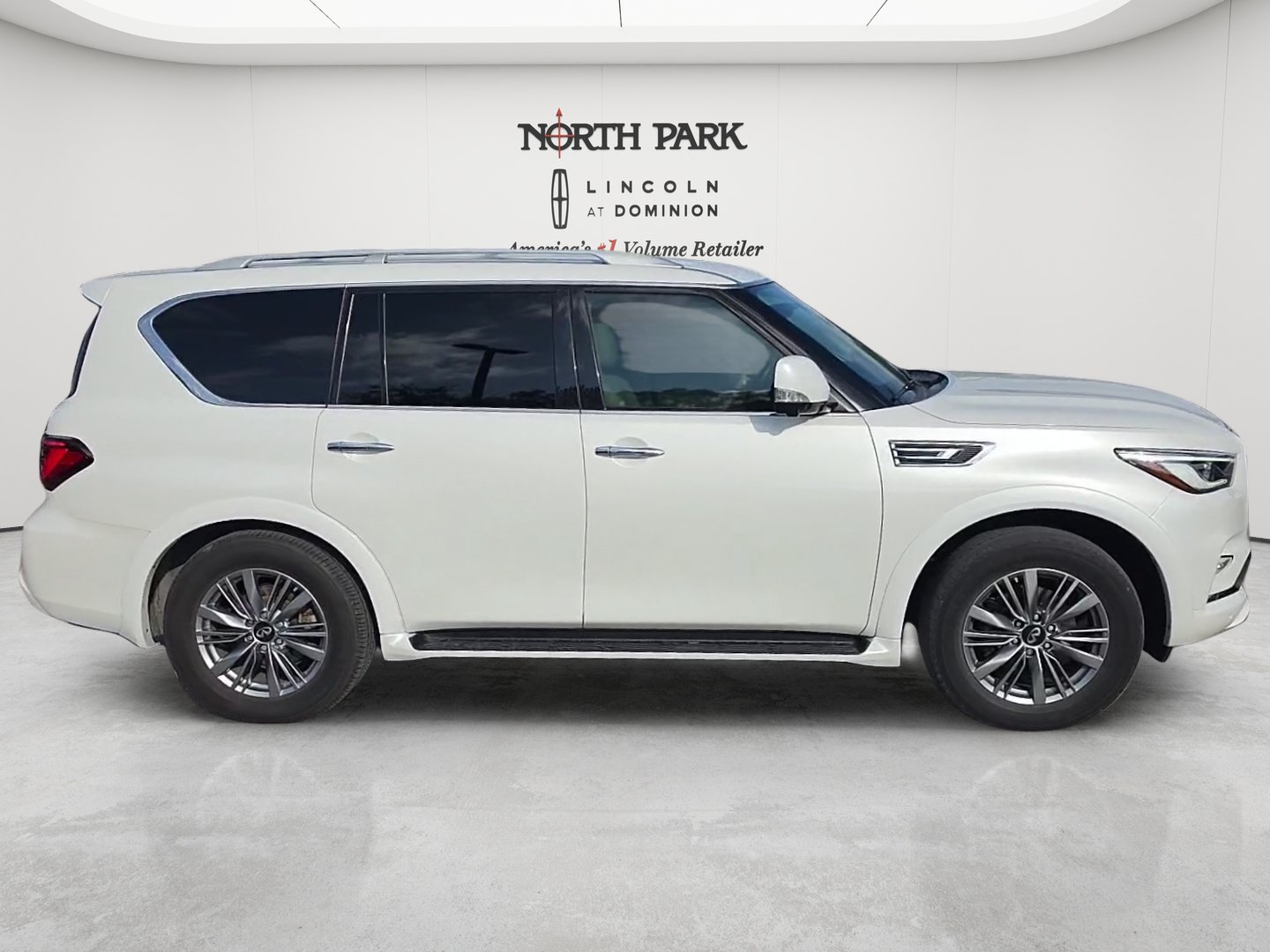 Used 2022 INFINITI QX80 Luxe w/ All-Season Package RWD image 7