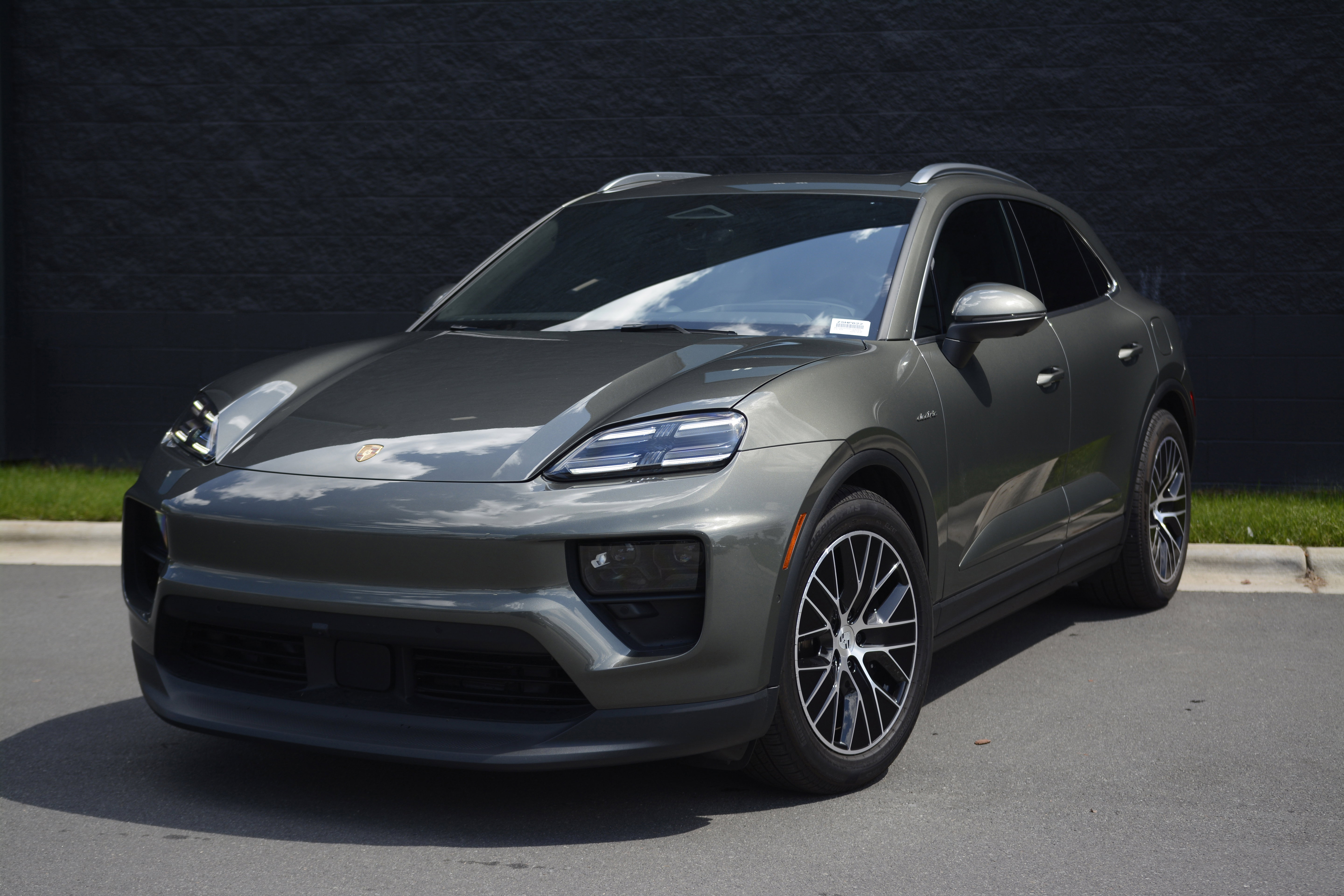 Certified 2025 Porsche Macan 4S Electric AWD/4WD image 1