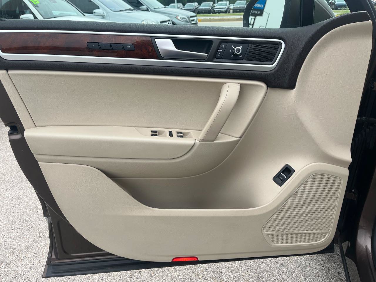 Used 2013 Volkswagen Touareg TDI AWD/4WD image 25