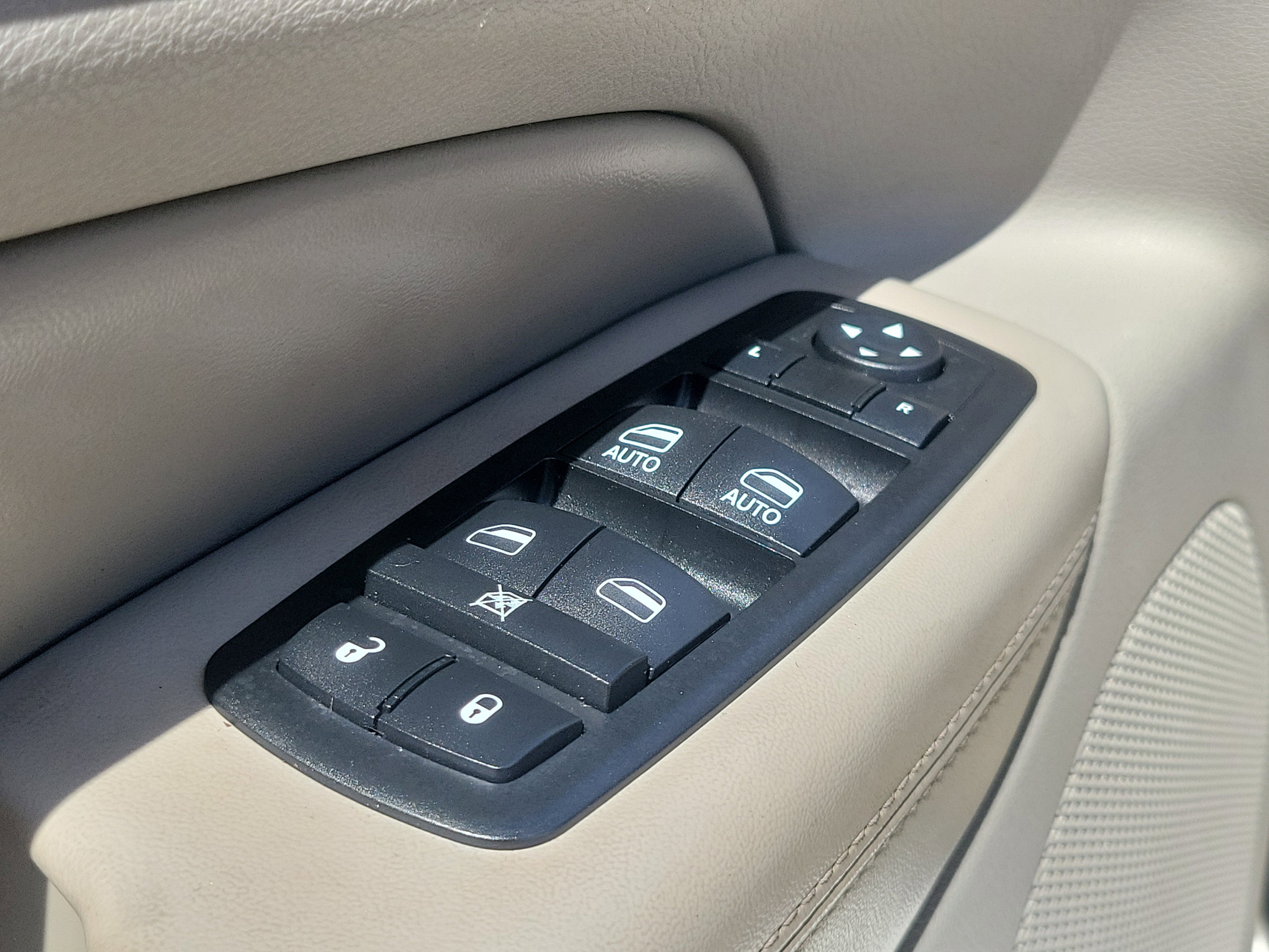 Used 2011 Jeep Grand Cherokee Laredo image 15