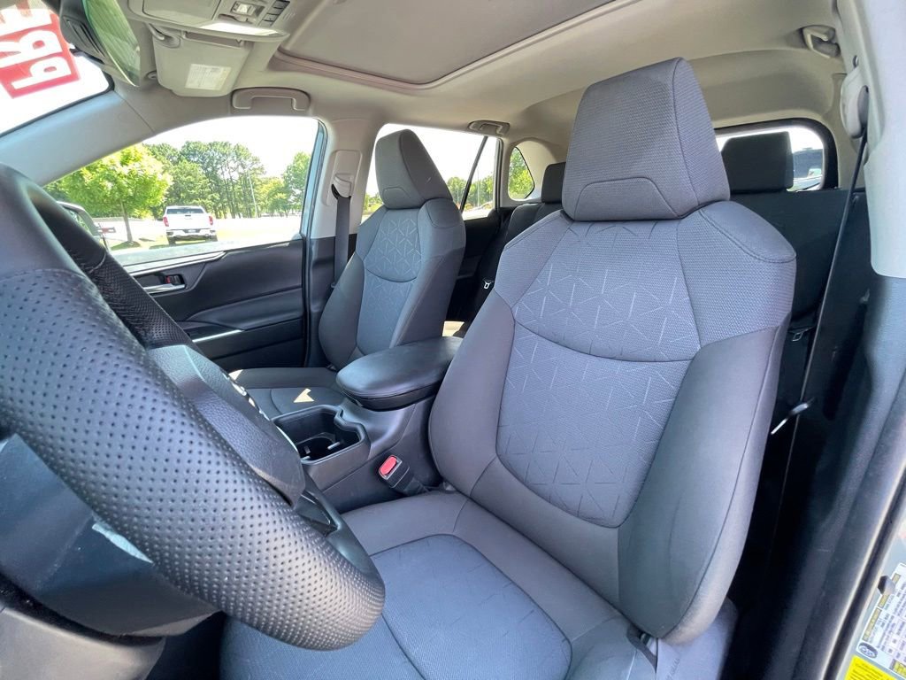 Used 2022 Toyota RAV4 XLE w/ Convenience Package FWD image 21