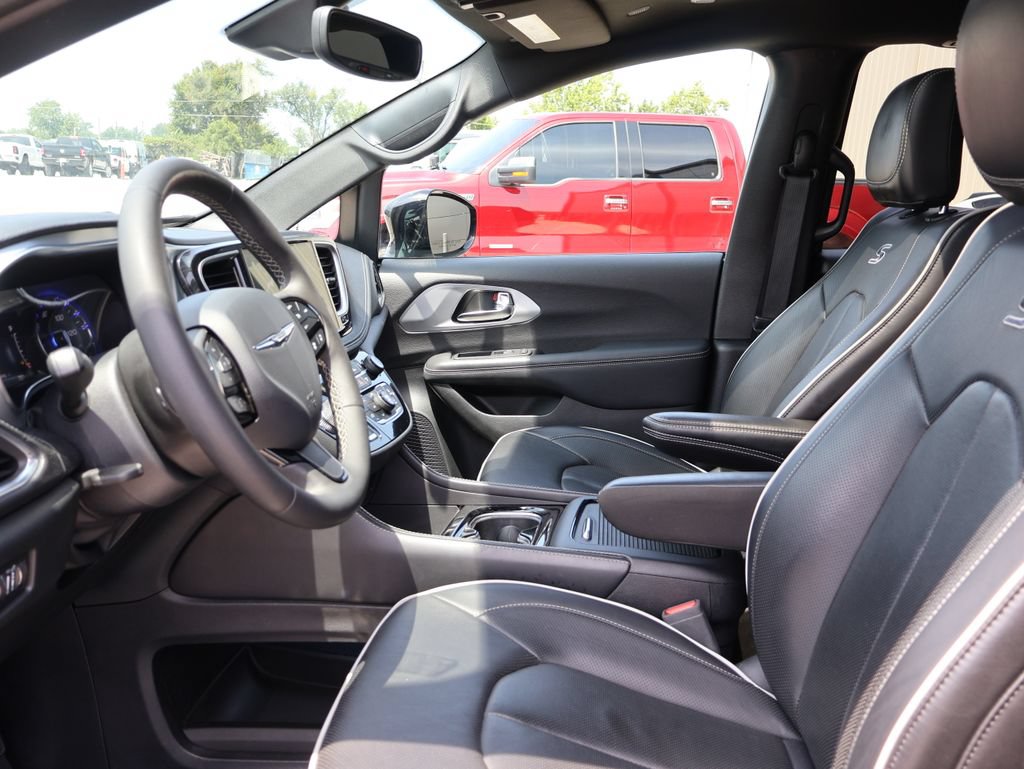 Used 2025 Chrysler Pacifica Limited FWD image 22