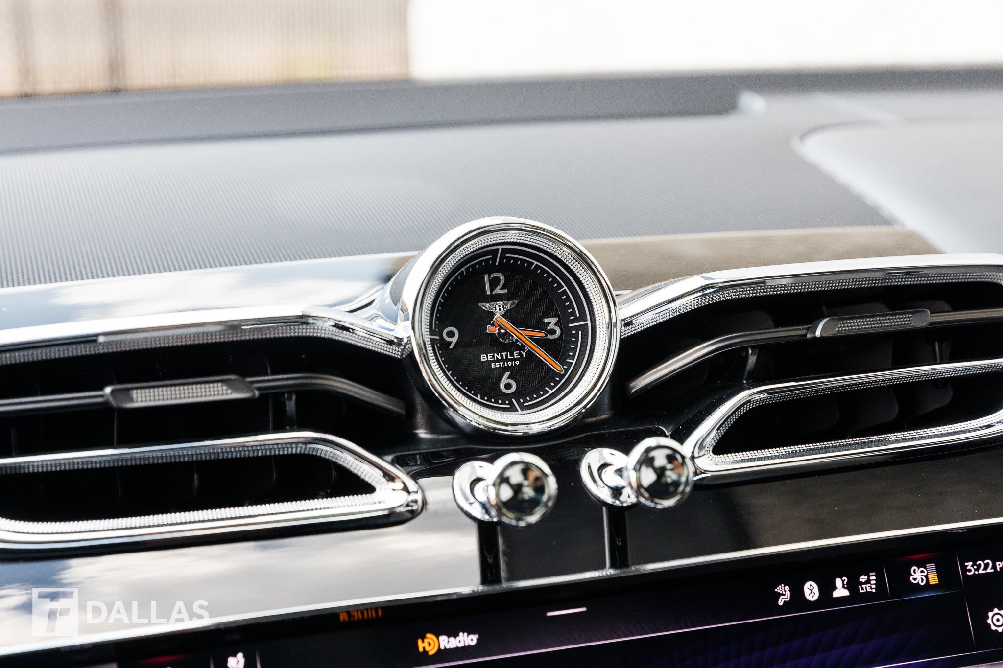 Used 2023 Bentley Bentayga image 28