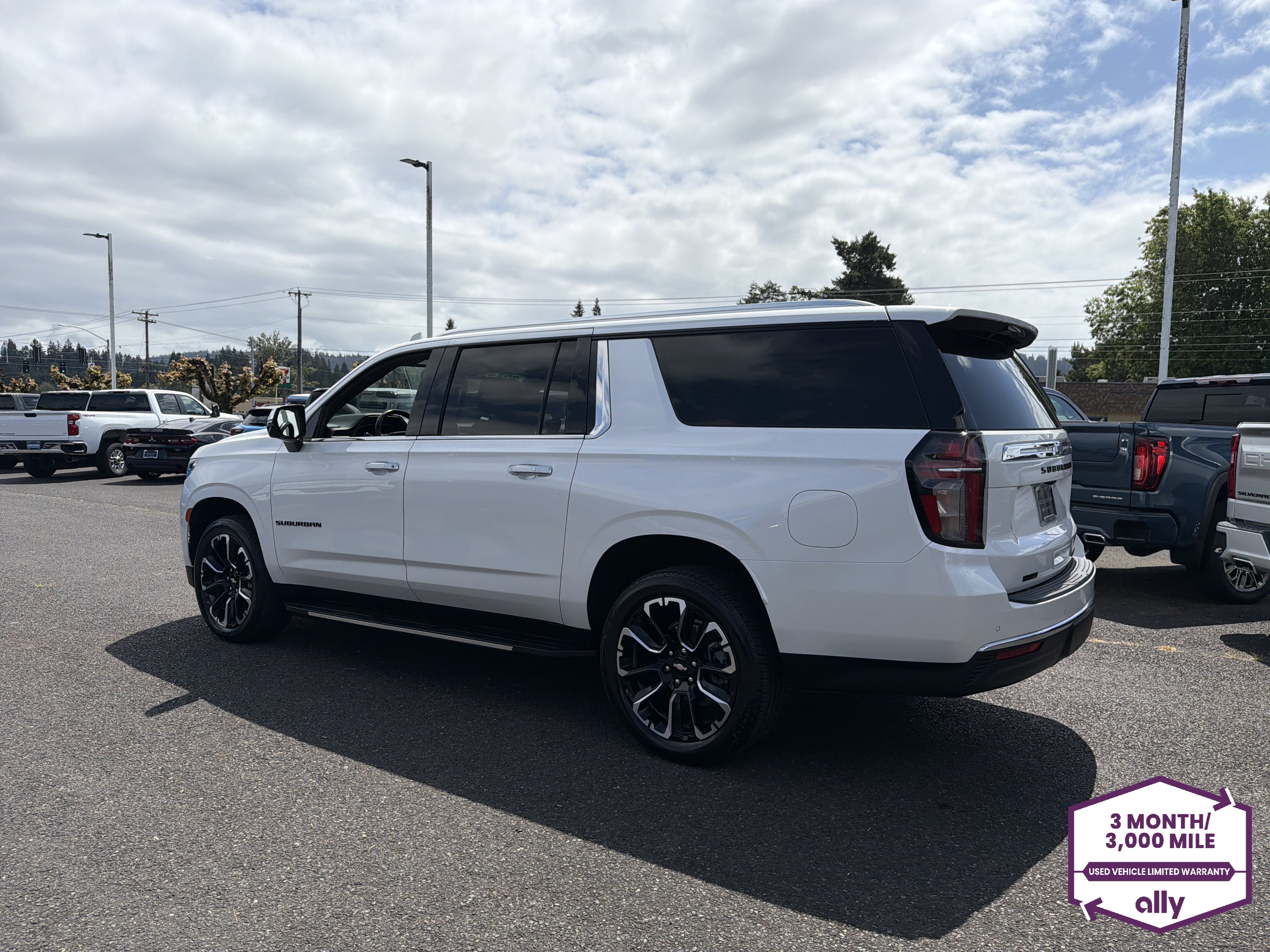 Used 2024 Chevrolet Suburban Premier AWD/4WD image 3