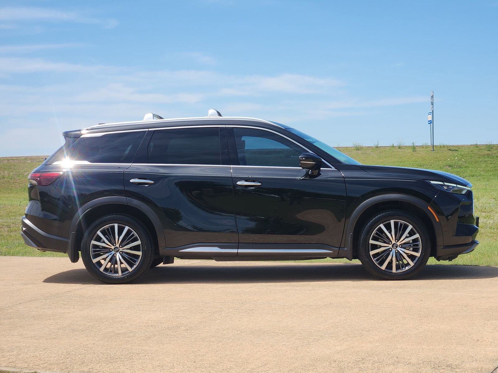 Used 2023 INFINITI QX60 Sensory w/ Cargo Package AWD/4WD image 7