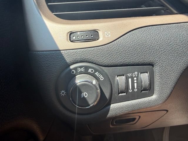Used 2017 Jeep Cherokee Latitude w/ Cold Weather Group AWD/4WD image 10