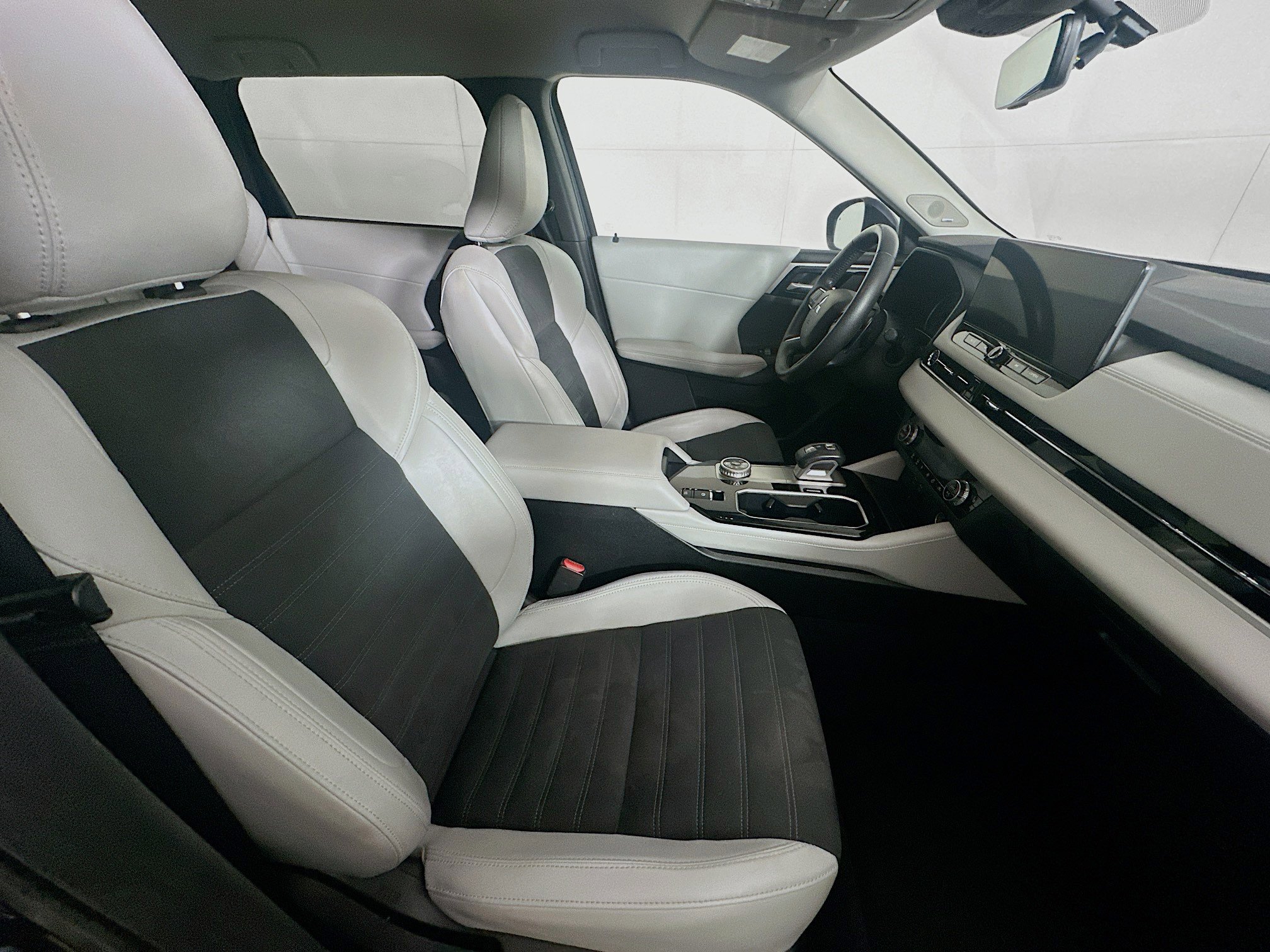 Used 2025 Mitsubishi Outlander SE image 32