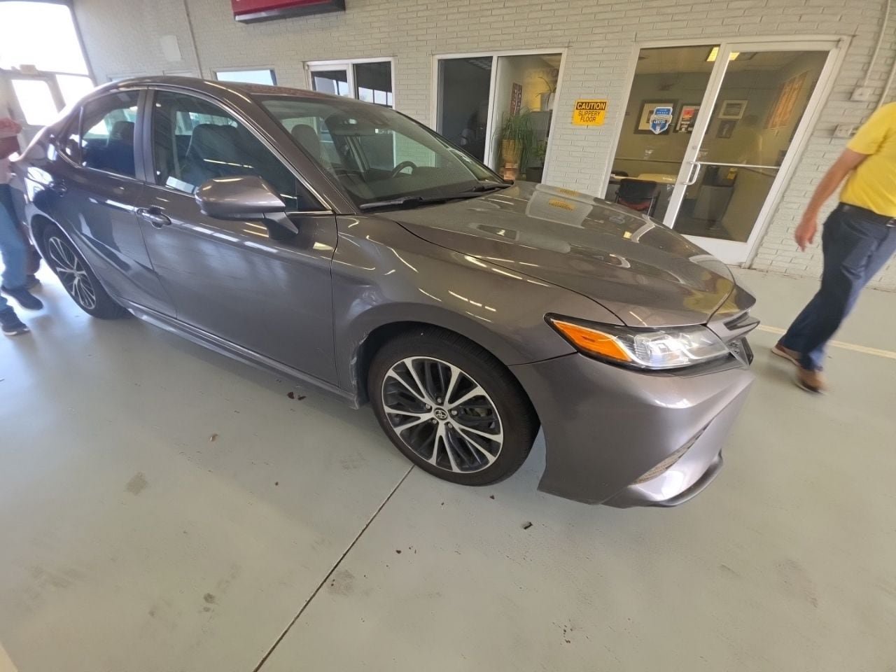 Used 2020 Toyota Camry SE FWD image 1