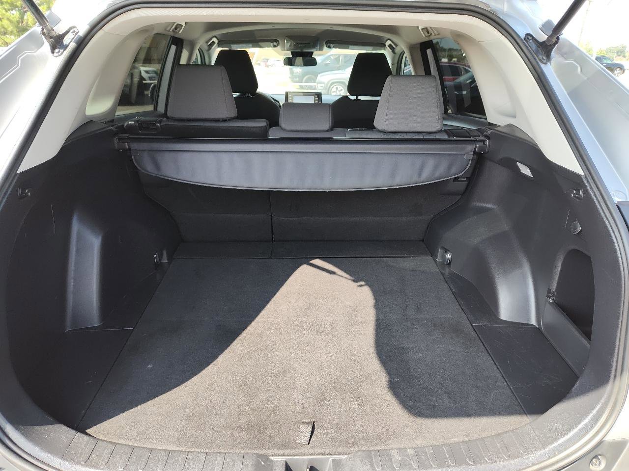Used 2020 Toyota RAV4 XLE FWD image 7