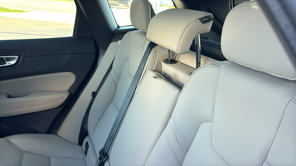 New 2027 Volvo XC60 B5 Plus AWD/4WD image 11