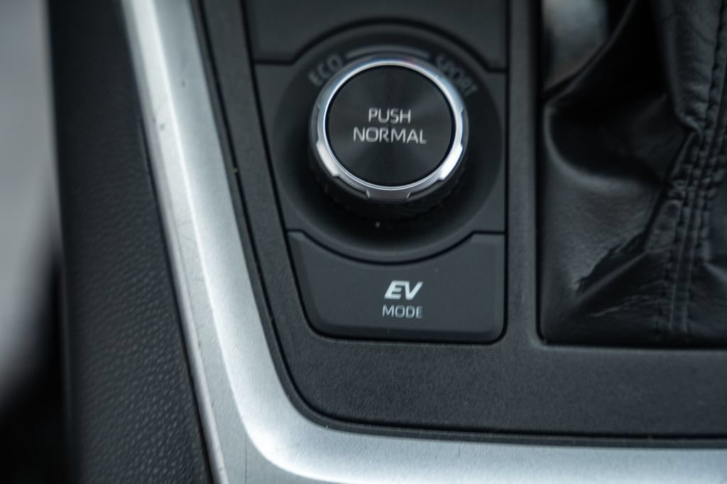 Certified 2025 Toyota RAV4 LE AWD/4WD image 28