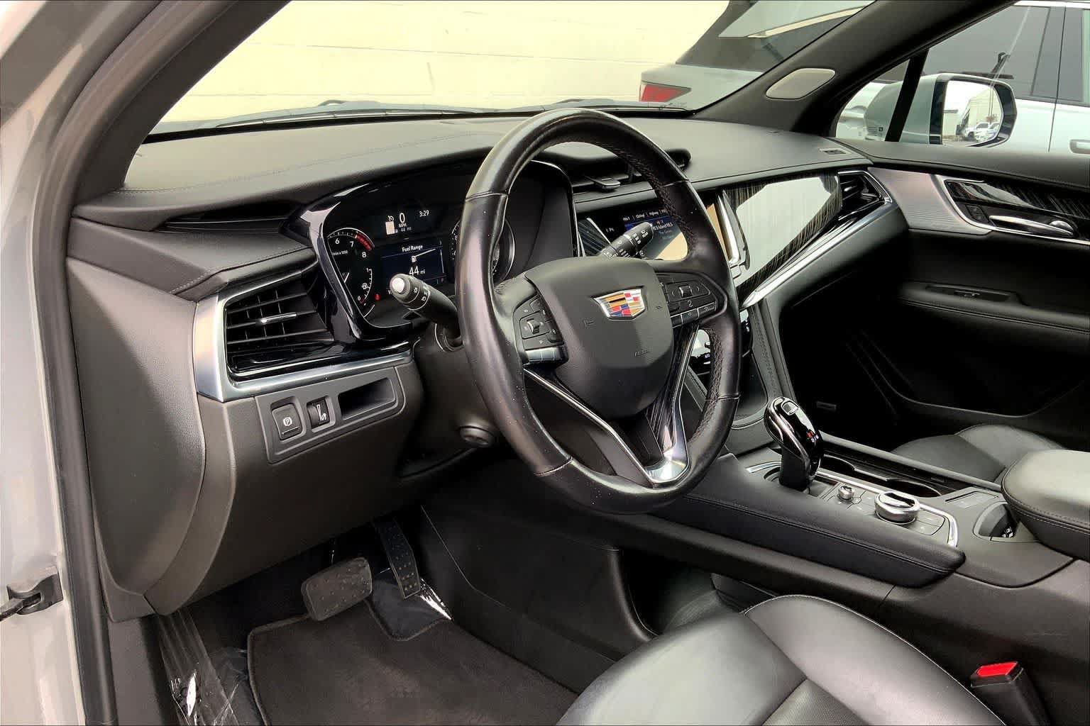 Used 2024 Cadillac XT6 Premium Luxury FWD image 2