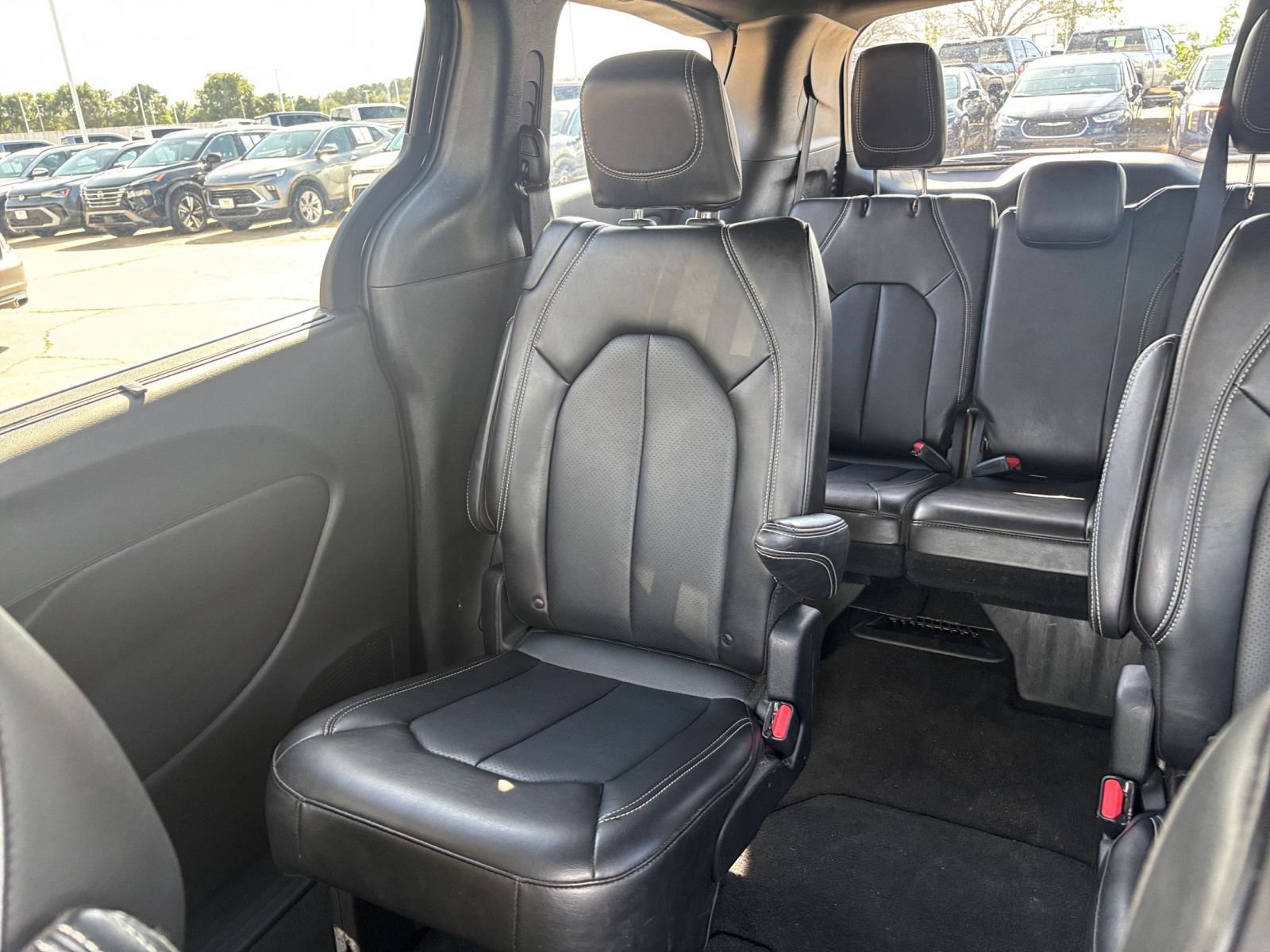 Used 2025 Chrysler Pacifica Select FWD image 41