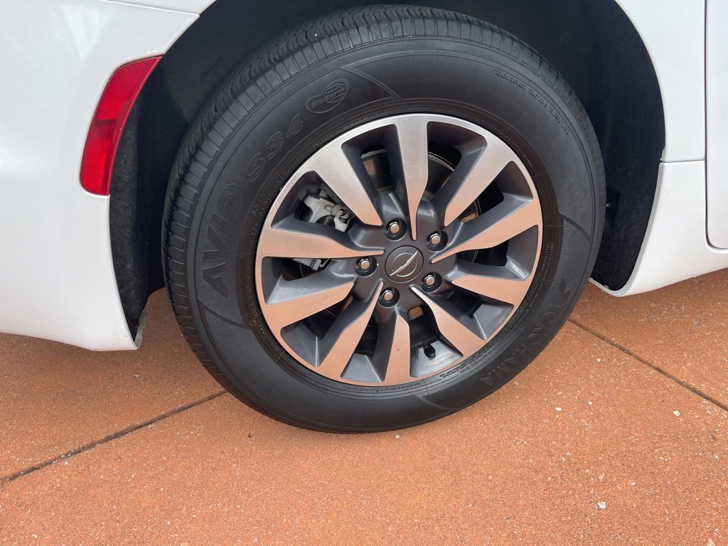 Used 2024 Chrysler Pacifica Select image 23