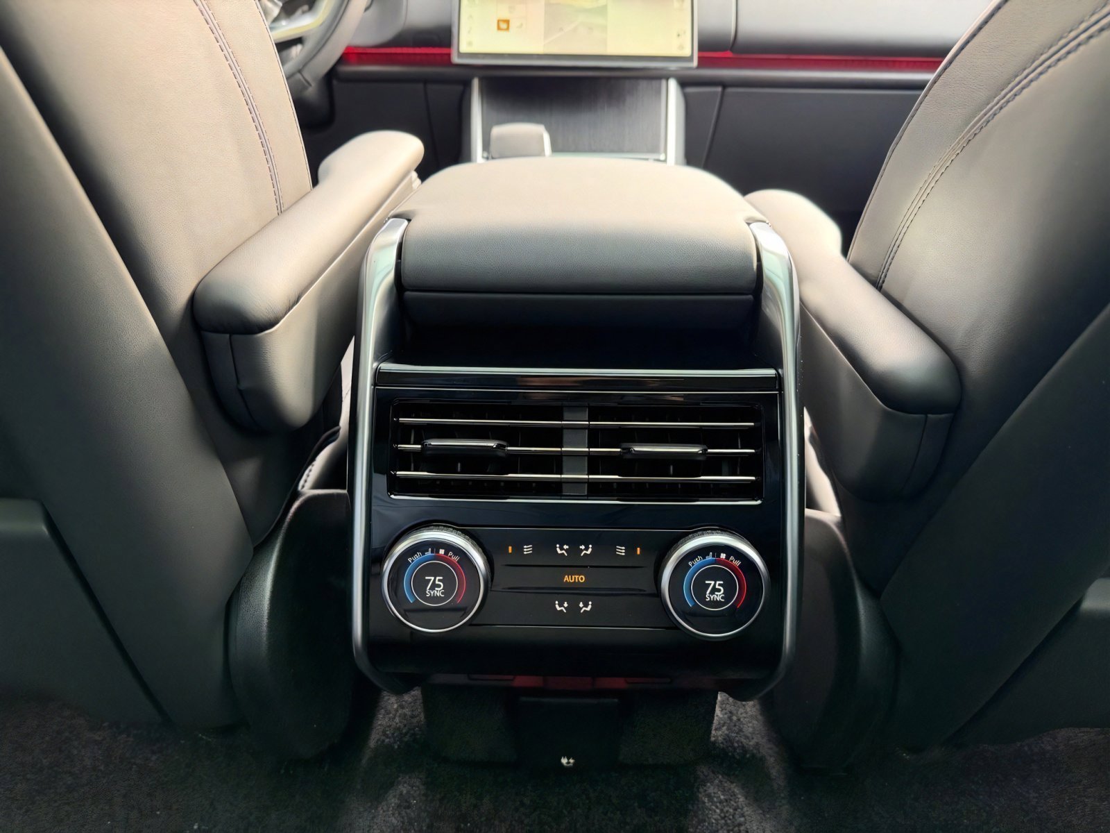 New 2026 Land Rover Range Rover SE image 15