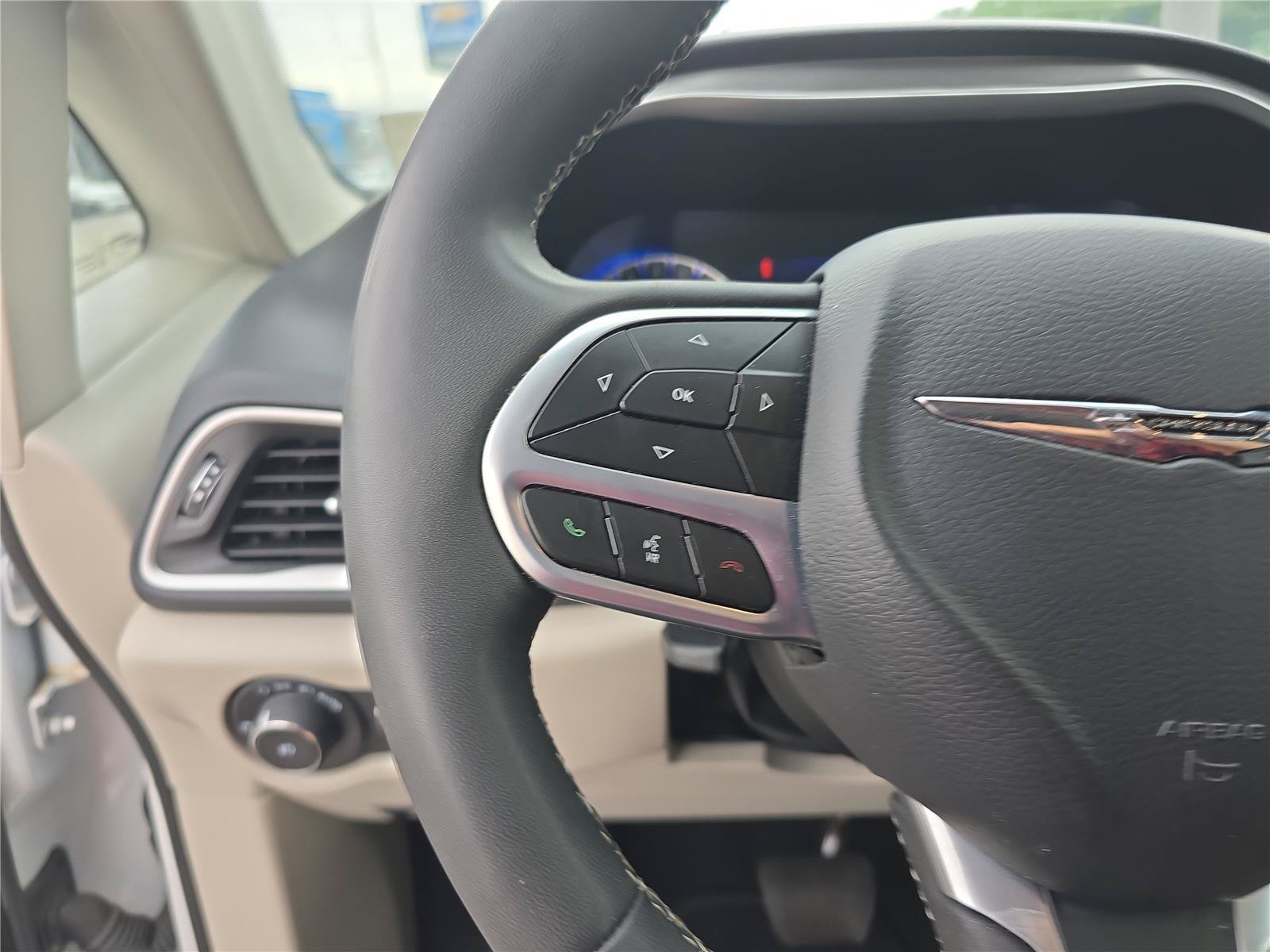 Used 2024 Chrysler Pacifica Touring-L FWD image 31