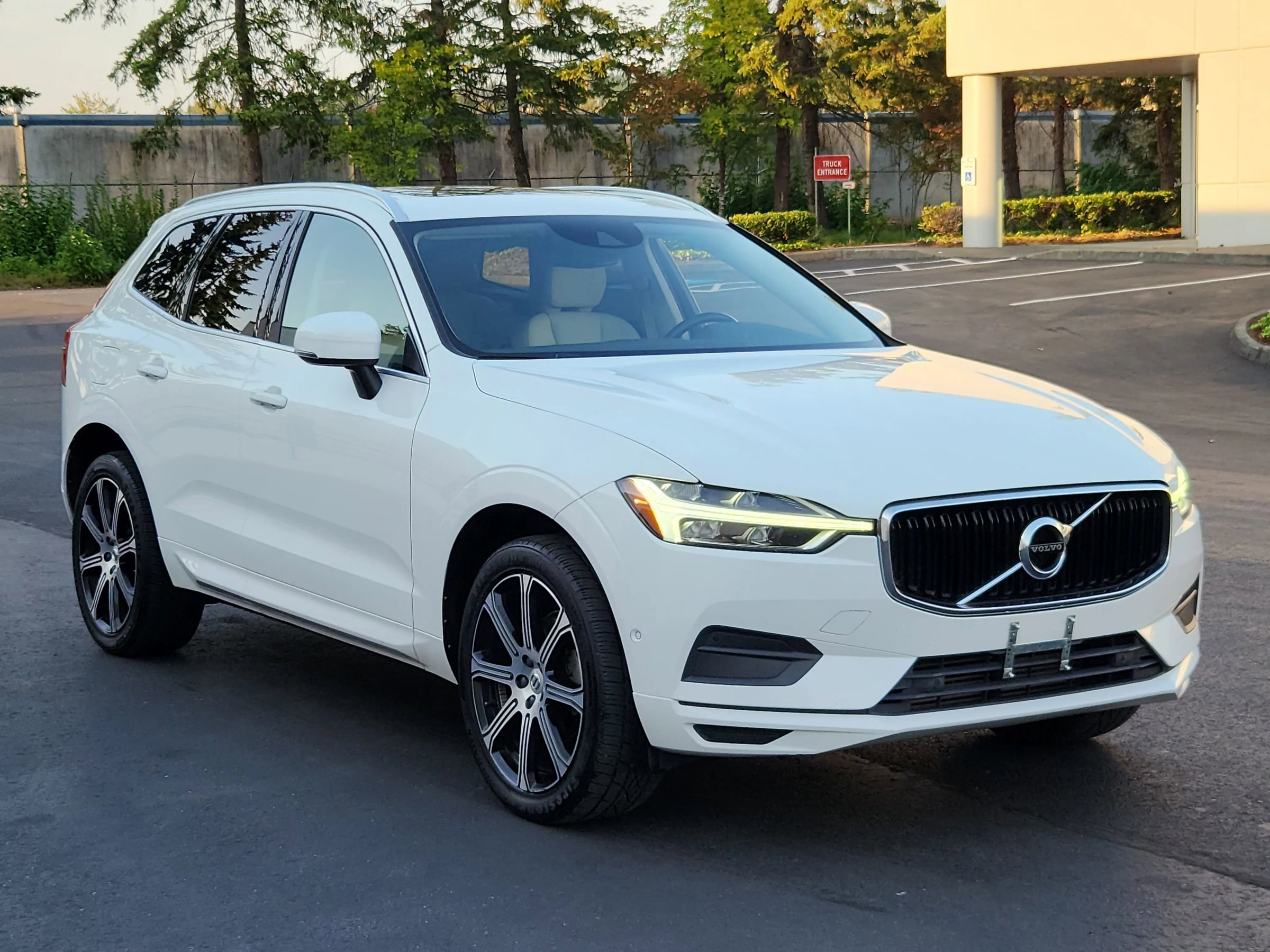 Used 2019 Volvo XC60 T5 Momentum w/ Multimedia Package image 5