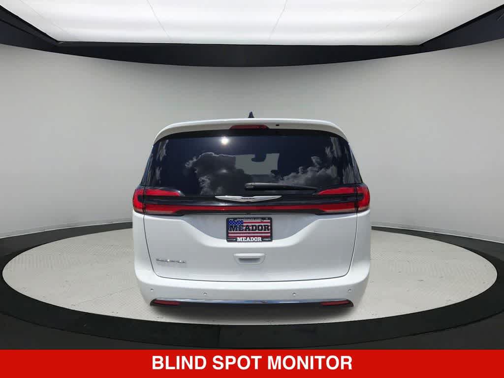 Used 2024 Chrysler Pacifica Touring-L FWD image 5