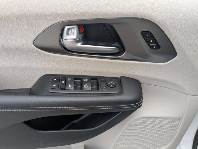 Used 2024 Chrysler Pacifica Touring-L FWD image 22