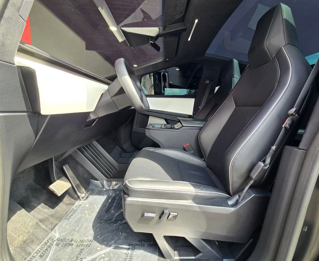 Used 2024 Tesla Cybertruck AWD Crew Cab image 21