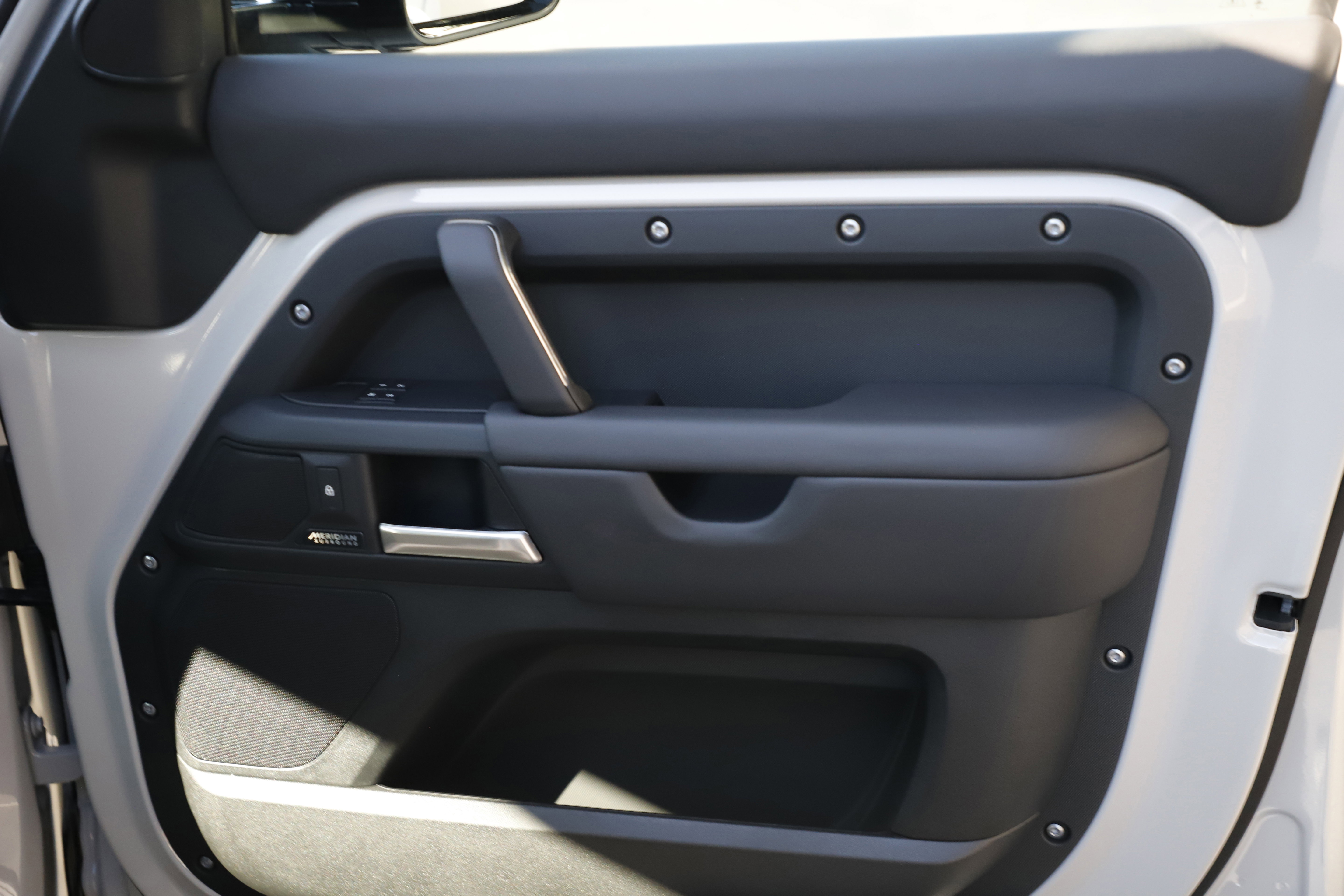 New 2026 Land Rover Defender 110 X-Dynamic SE image 8